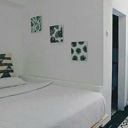 Askhara Guesthouse Surabaya Bagian luar foto